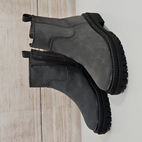 NWT Time And True Gray Lug Chelsea Boots 7 - Picture 4 of 8